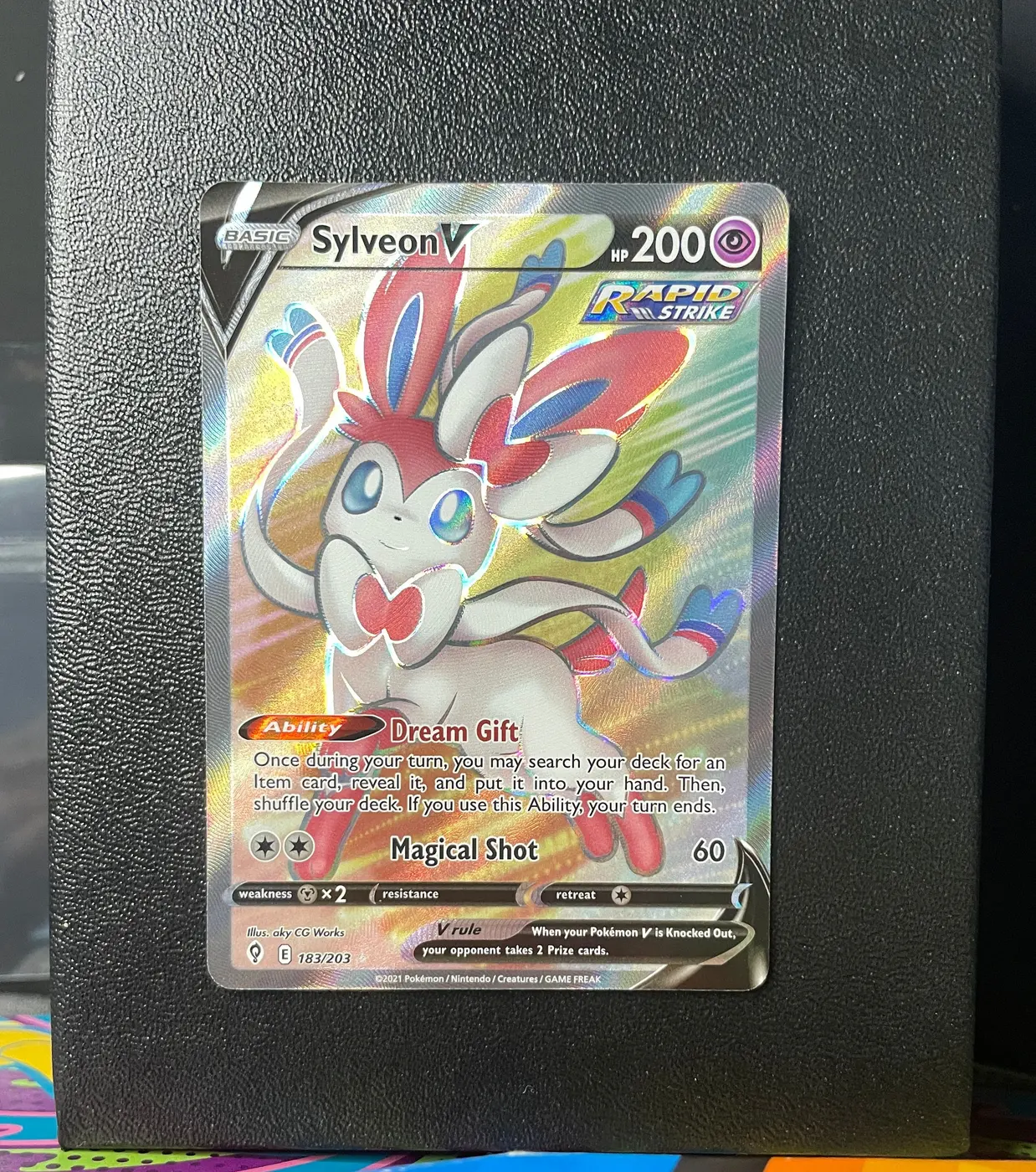 Sylveon V 183/203 - Frente